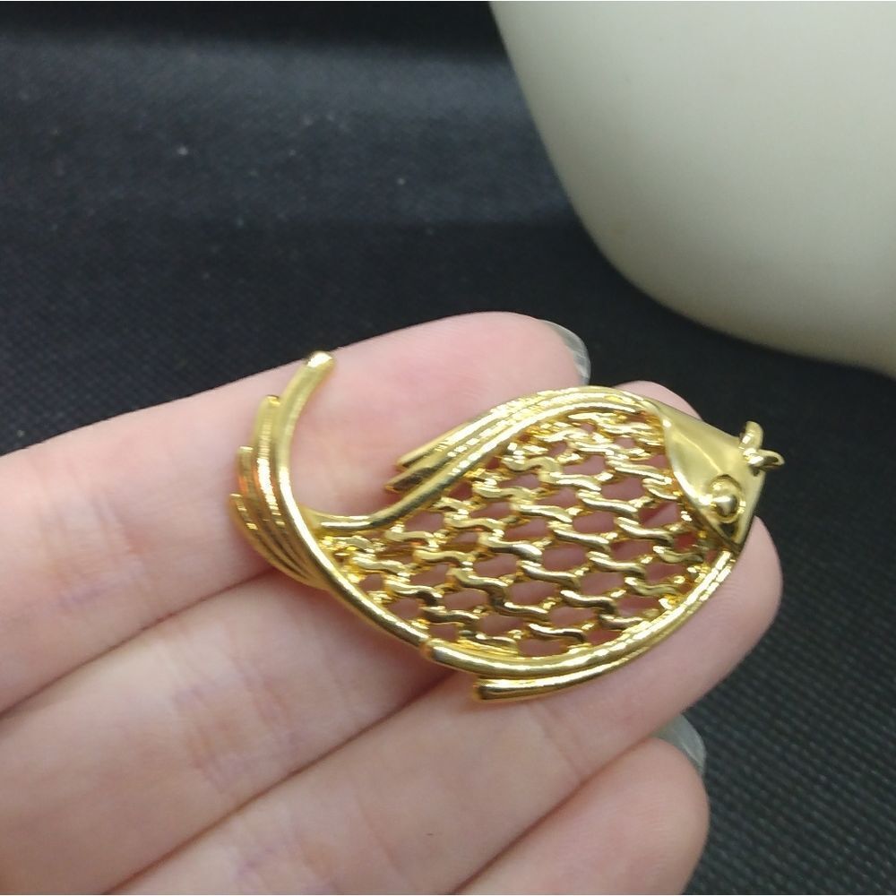 Gold tone lattice brooch fish‎